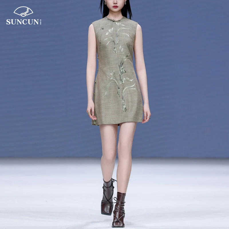 它山之石绿棕兰花石景刺绣旗袍