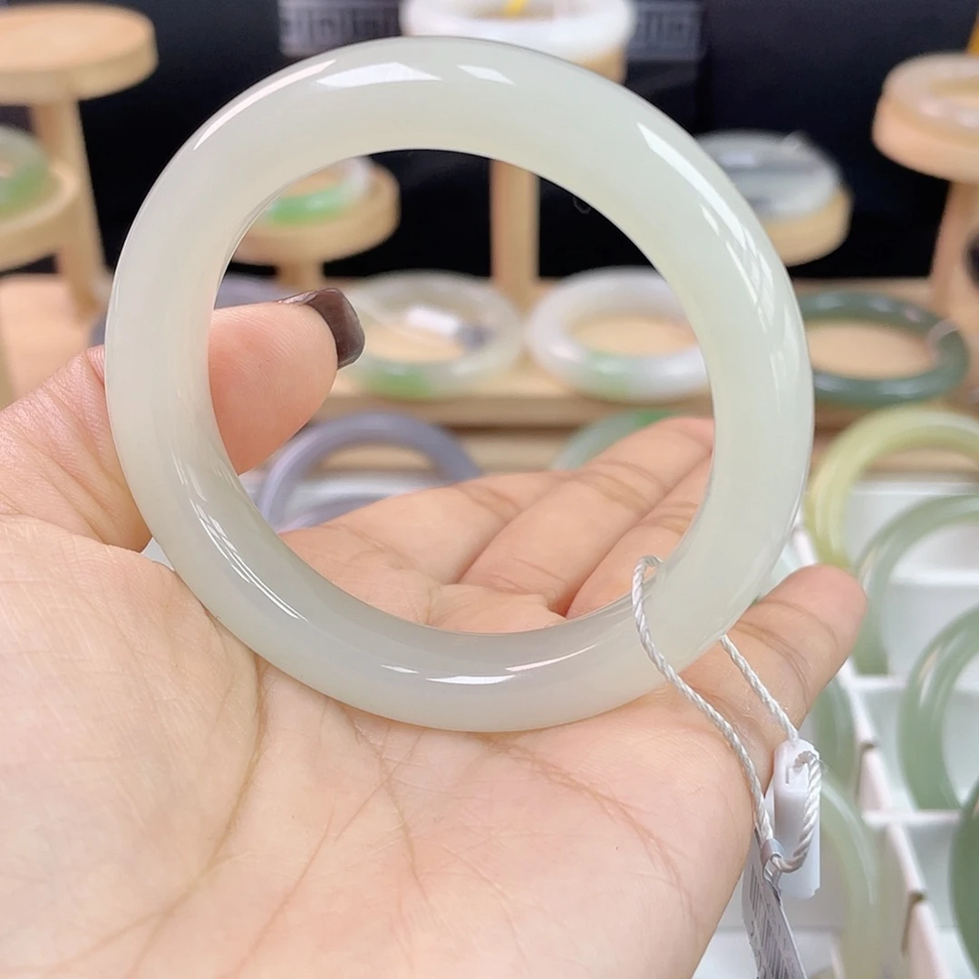 和田玉未镶嵌手镯起荧光