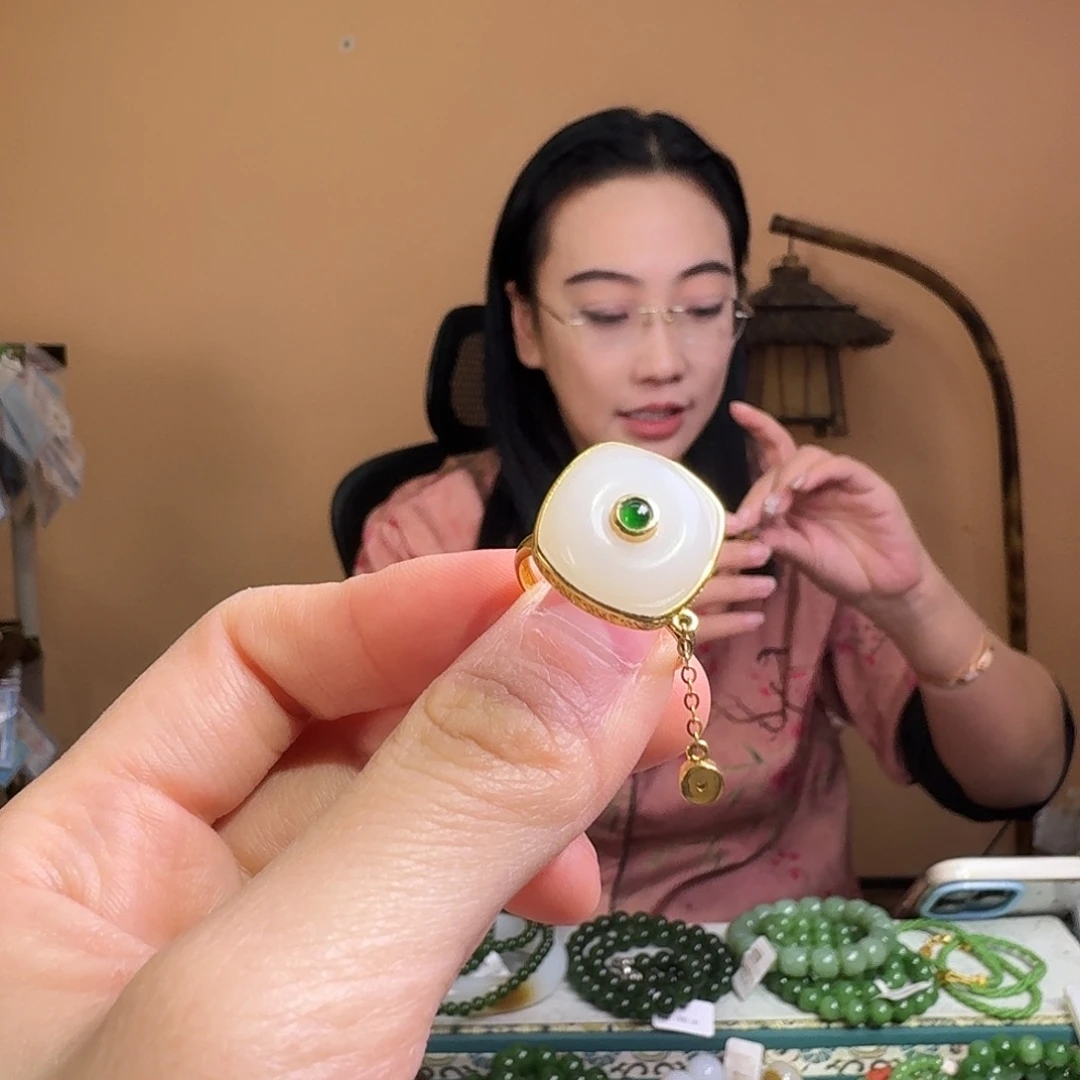 和田玉18K金镶嵌耳饰
