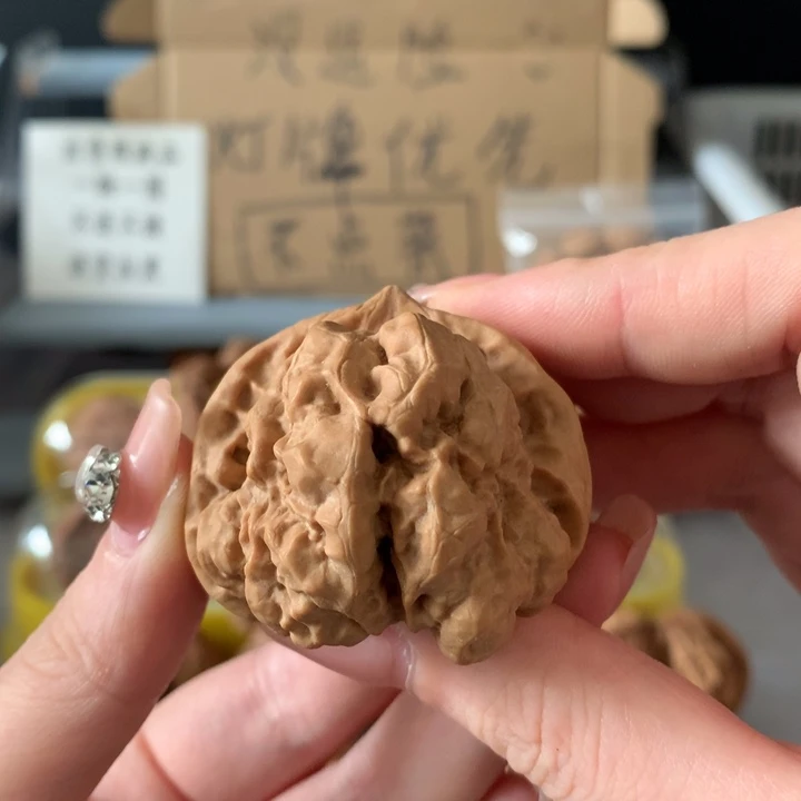 鸿***吊坠文玩核桃异形单只，有瑕疵