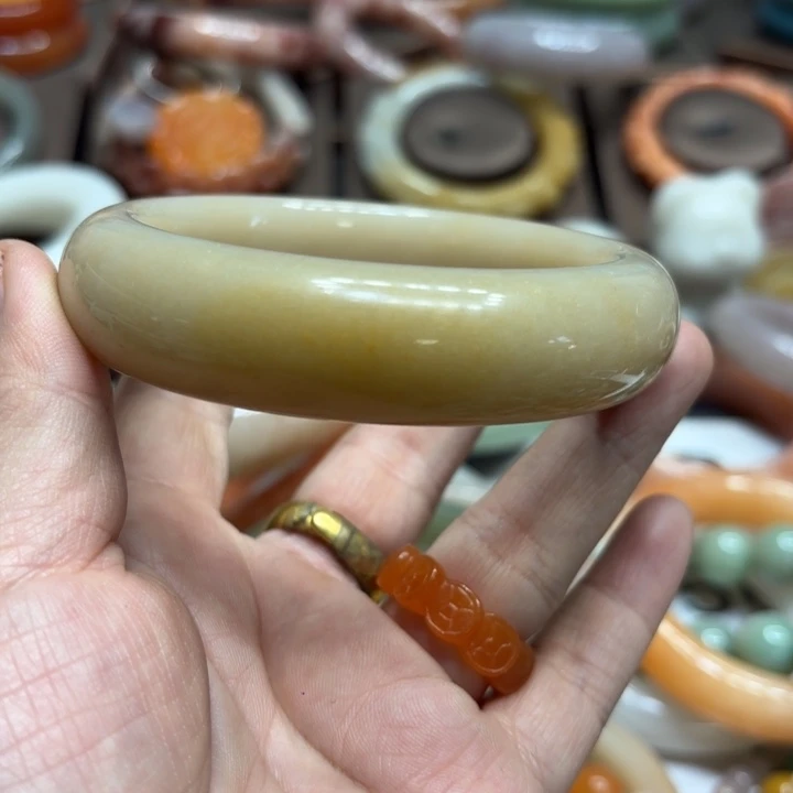 飞***霄石英岩玉合金颈饰