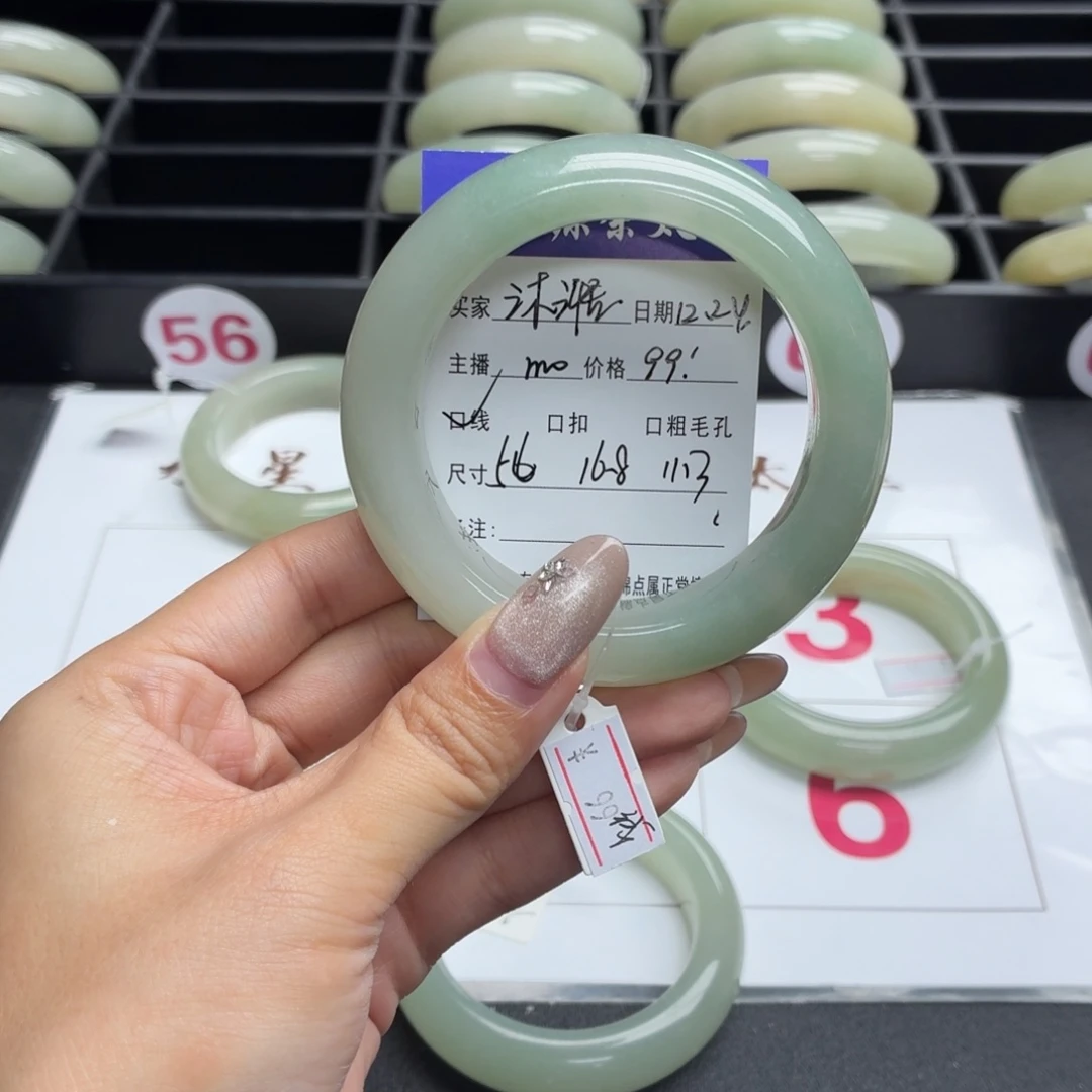 沐***湉石英岩玉未镶嵌手镯