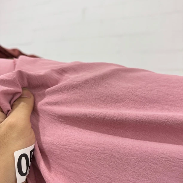 51 大理石纹压花树莓粉色天丝棉裙子面料6米价