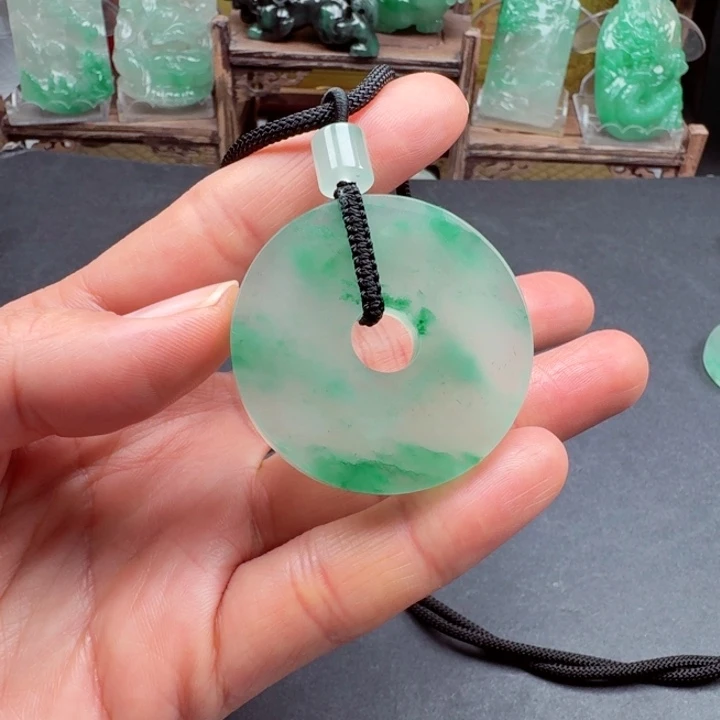 颈饰未镶嵌石英质玉帝**满