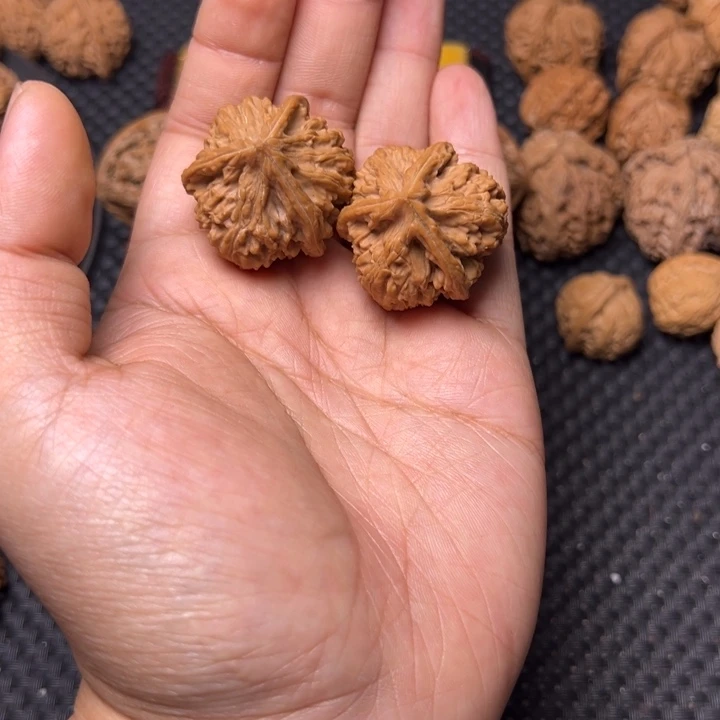 文玩核桃吊坠三棱