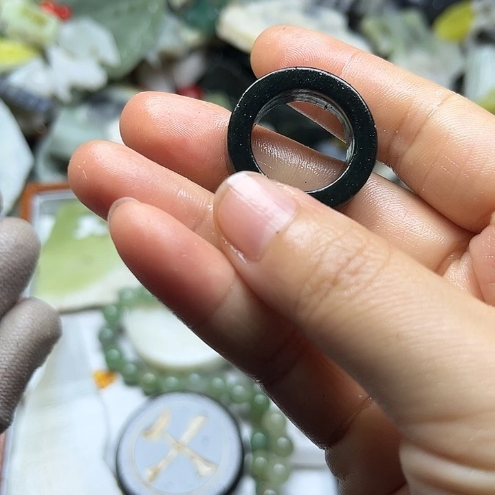 未镶嵌透闪石质玉珠宝奇石