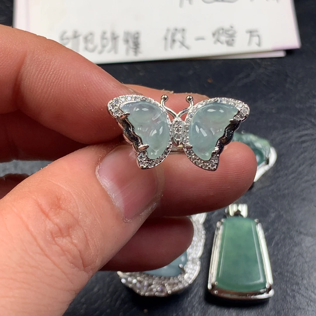 颈饰未镶嵌翡翠蝴蝶戒指