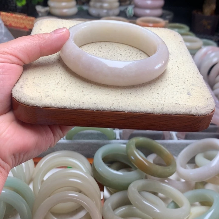 石英质玉（佘太翠）未镶嵌手镯64.4