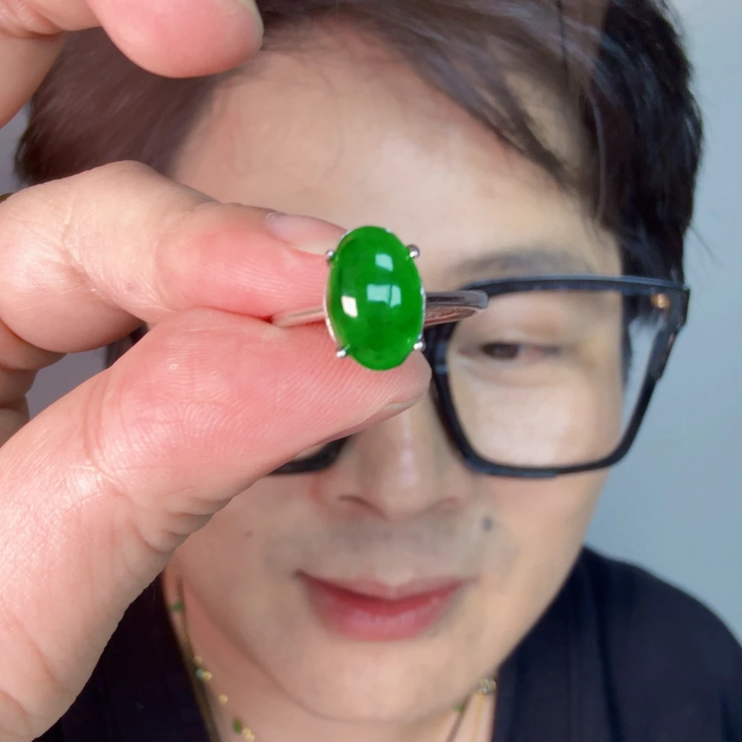 翡翠未镶嵌颈饰一件