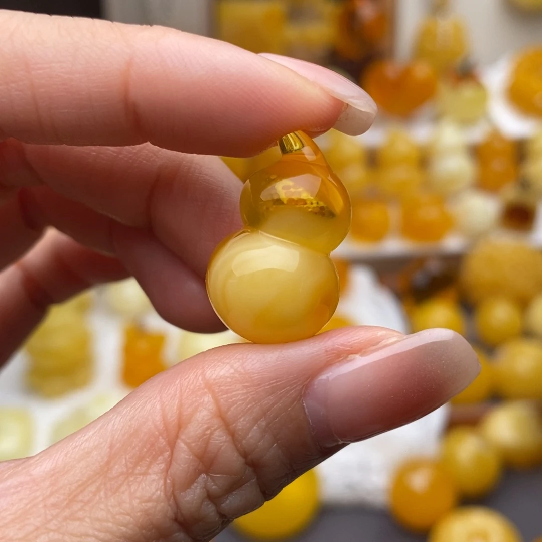 罗***梦蜜蜡未镶嵌颈饰葫芦