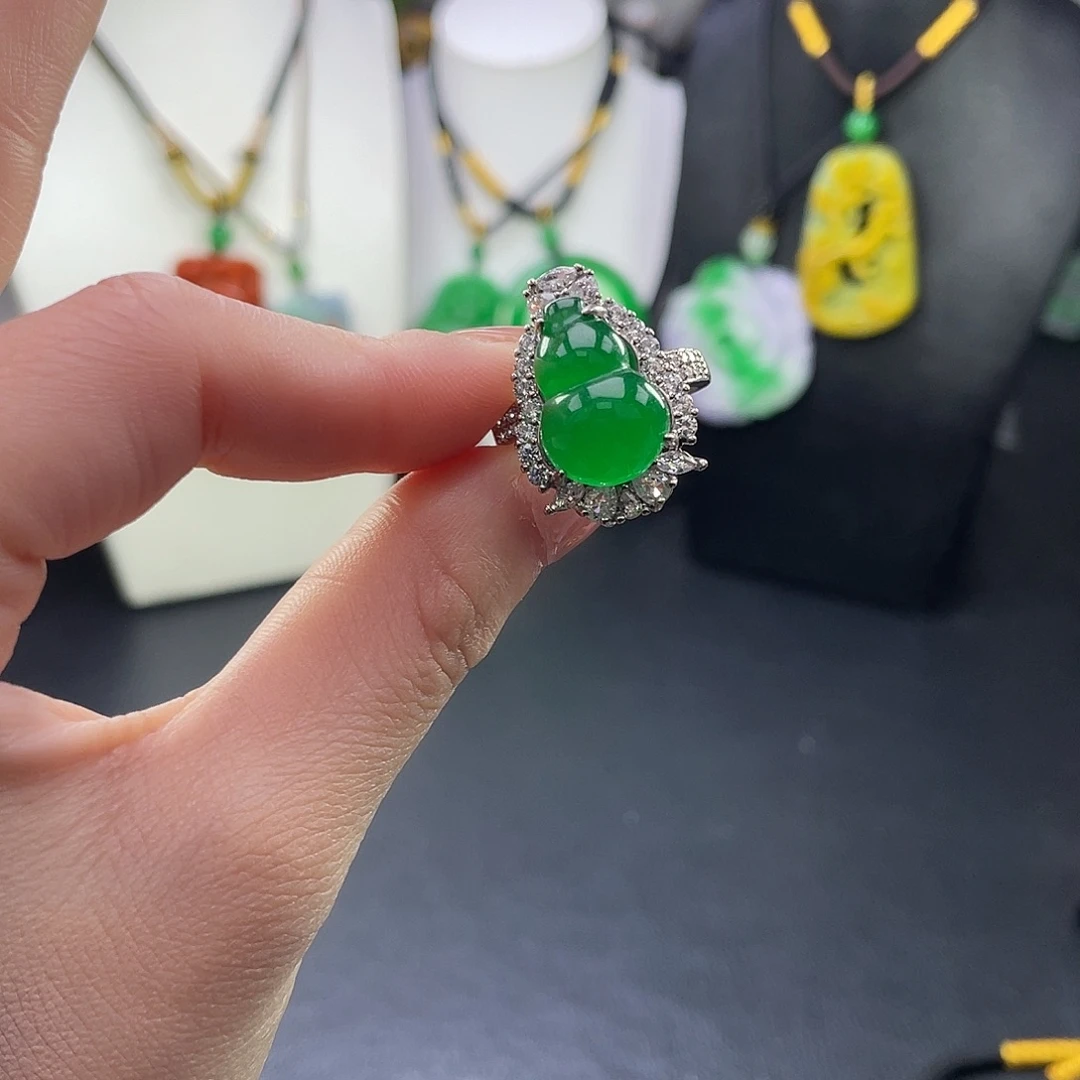 翡翠未镶嵌吊坠(赠链)