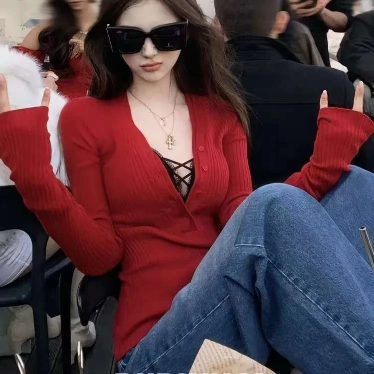圣诞氛围感穿搭红色v领针织打底衫女内搭冬季收腰半开扣显瘦上衣