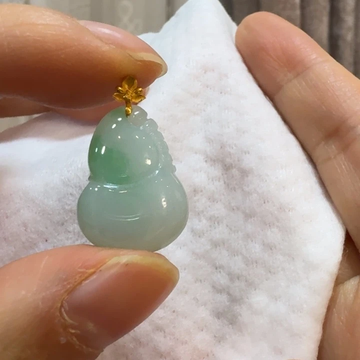 翡翠18K金镶嵌颈饰葫芦