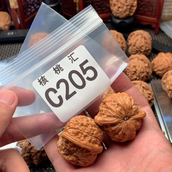 文玩核桃吊坠血麒麟