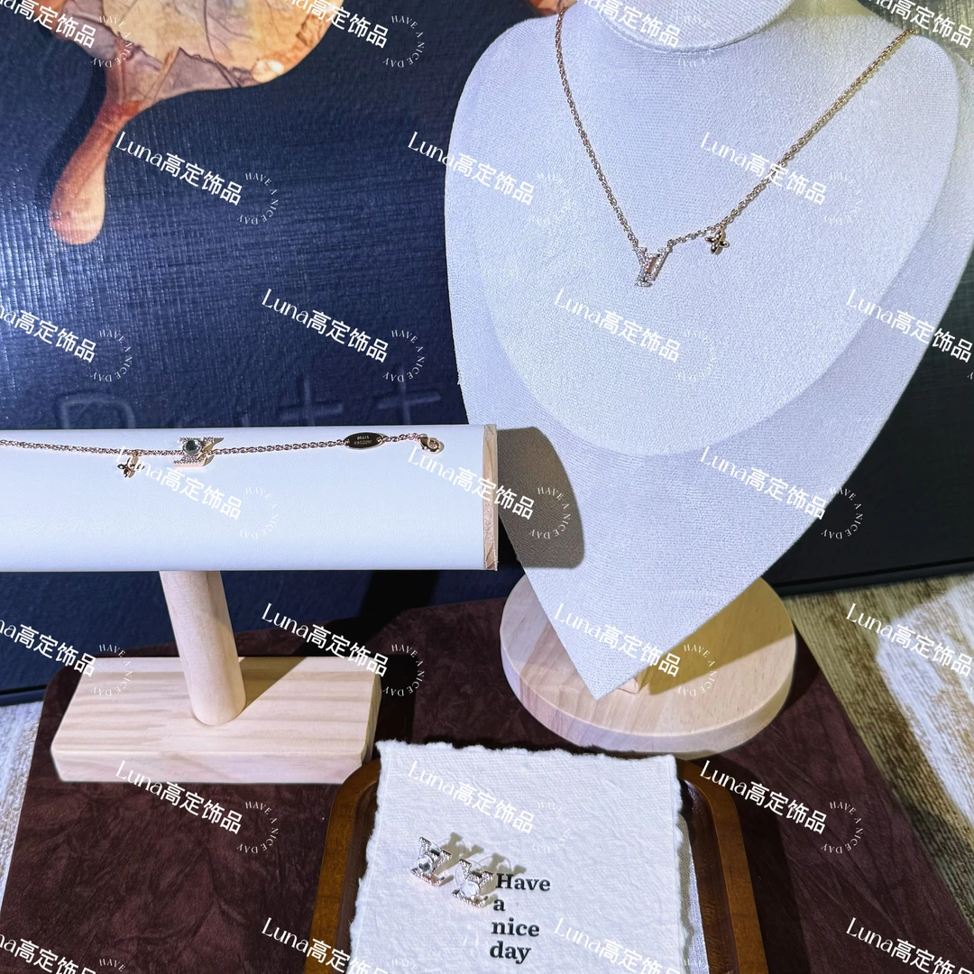 铜合金项链 V01 字母十字花满镶轻奢项链