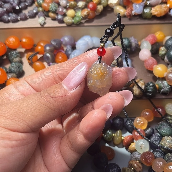 阿拉善彩玛瑙吊坠