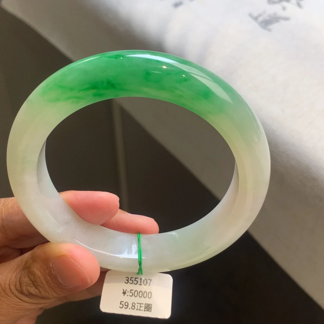 翡翠手镯未镶嵌冰糖底色冰绿手镯（实价55500回流）