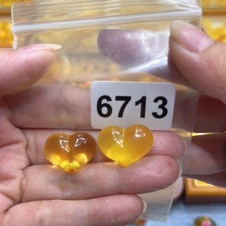 未镶嵌琥珀珠宝奇石本*