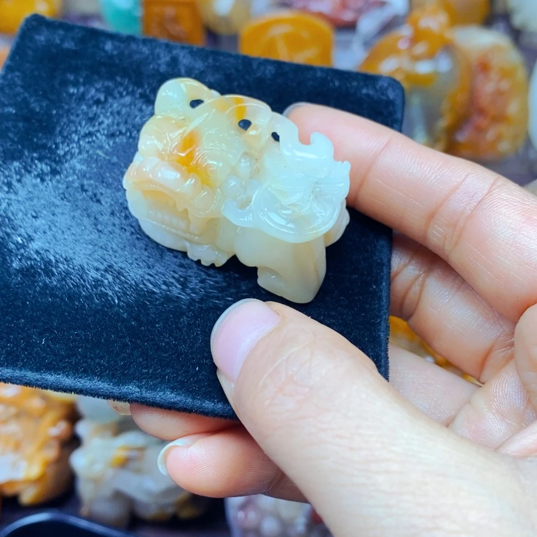 未镶嵌石英质玉（黄龙玉）颈饰