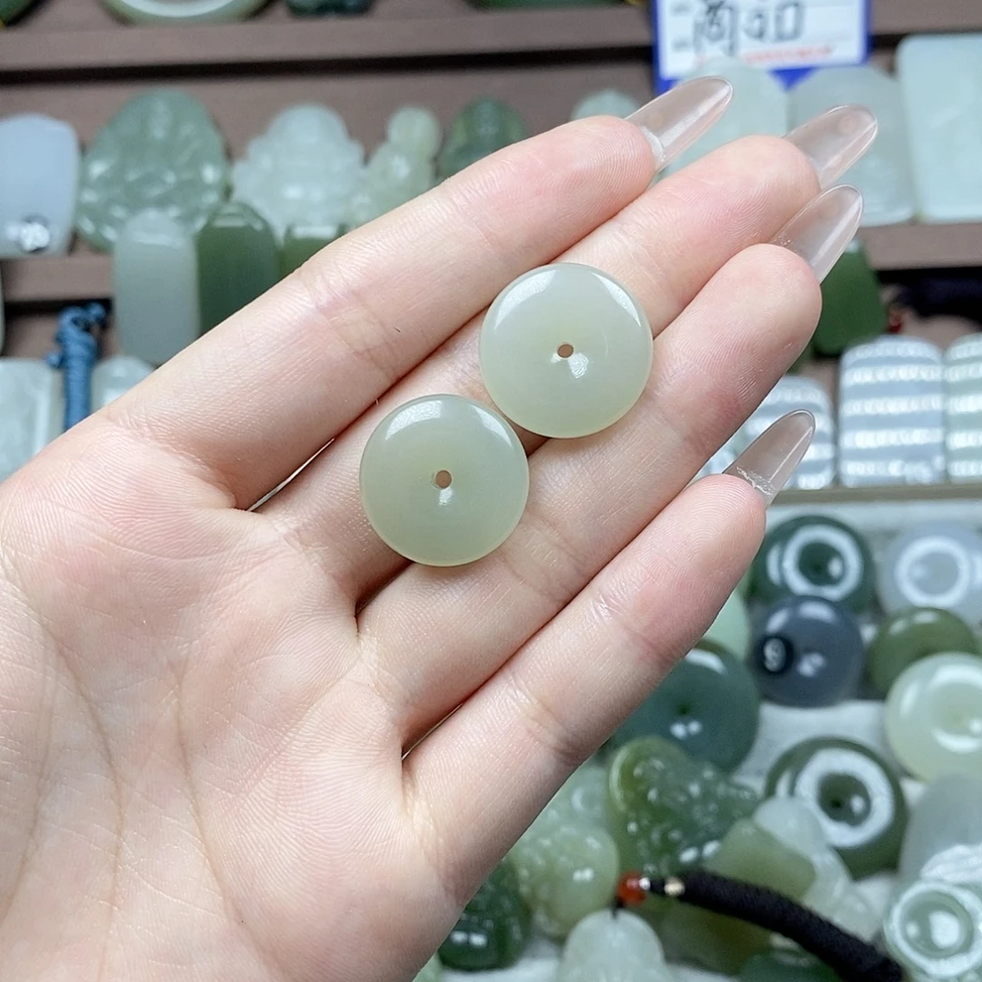 和田玉未镶嵌颈饰平安扣