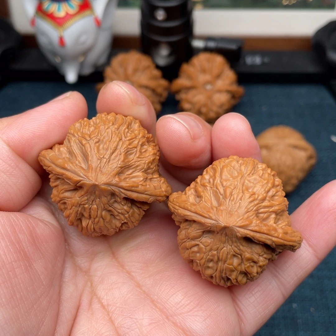 文玩核桃把件全皮绣球39