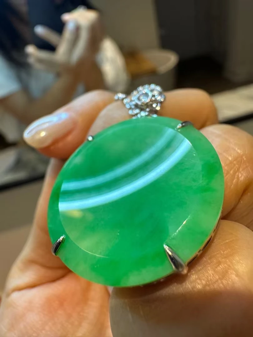 18k金豪华镶嵌冰种绿无事圆牌细腻纯度甜阳绿圆牌26*2.8mm