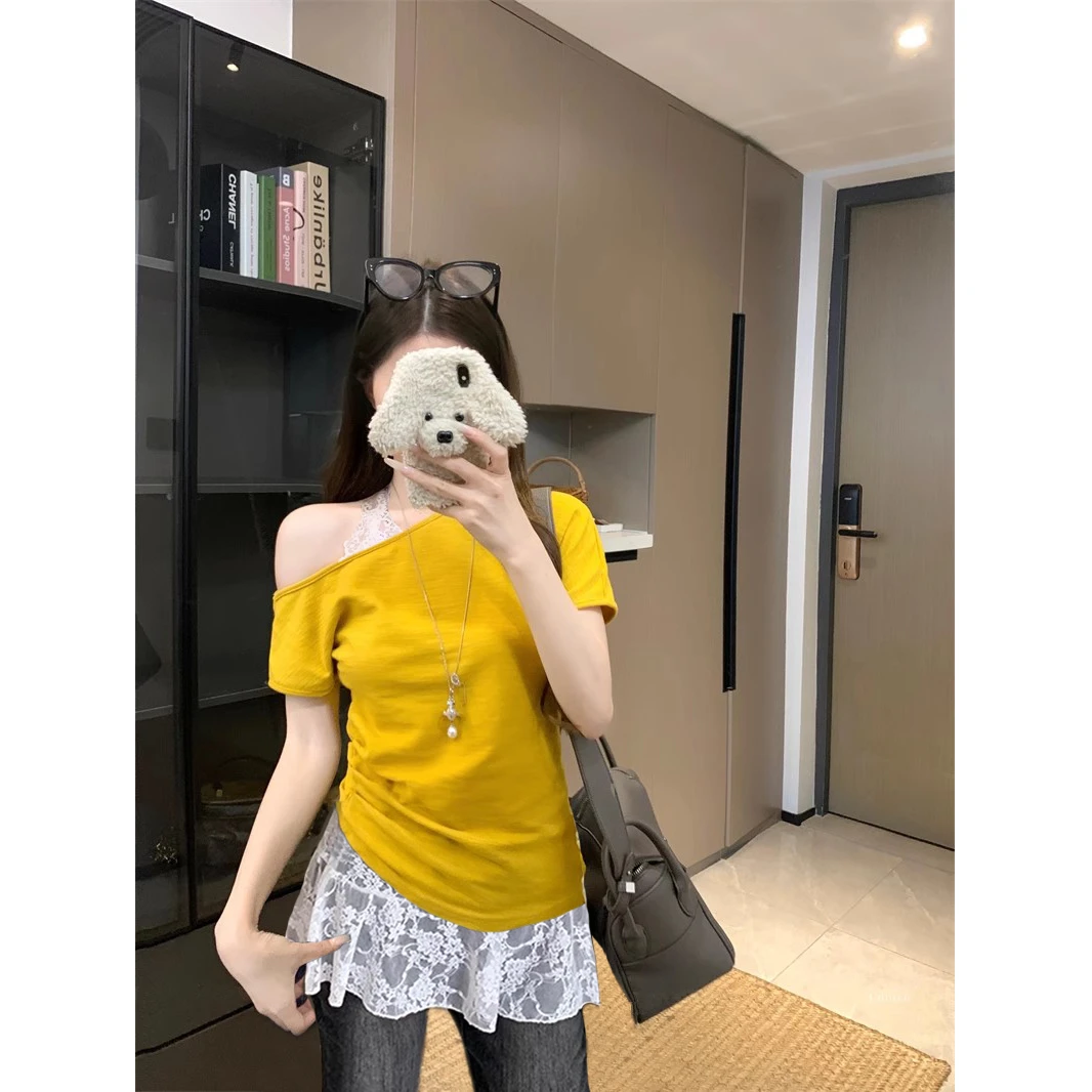 辣妹风黄色褶皱斜肩漏肩短袖T恤女夏季新款叠穿蕾丝挂脖吊带套装