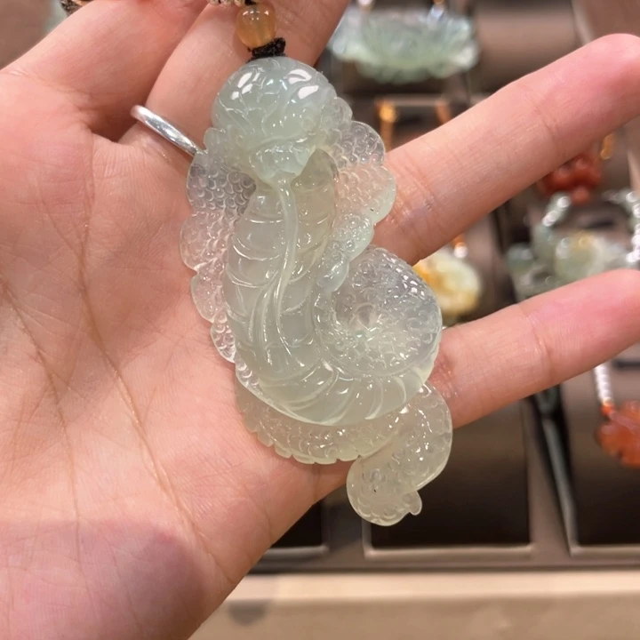 蛇纹石玉颈饰未镶嵌