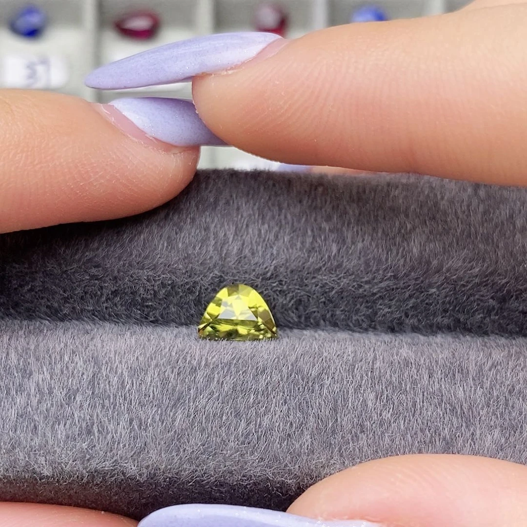 蓝宝石裸石未镶嵌黄色小帐篷VB明亮1.35ct/0066