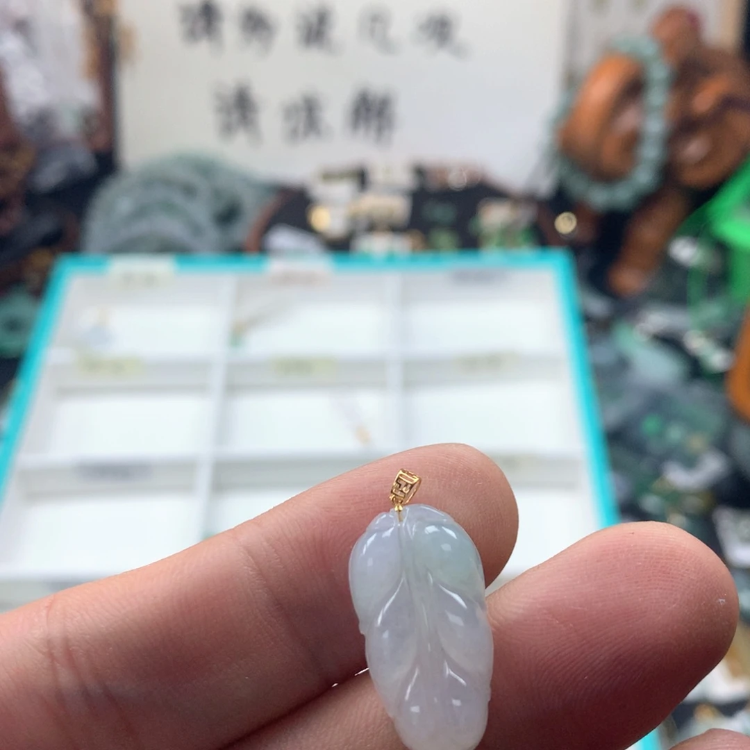 颈饰18K金镶嵌翡翠