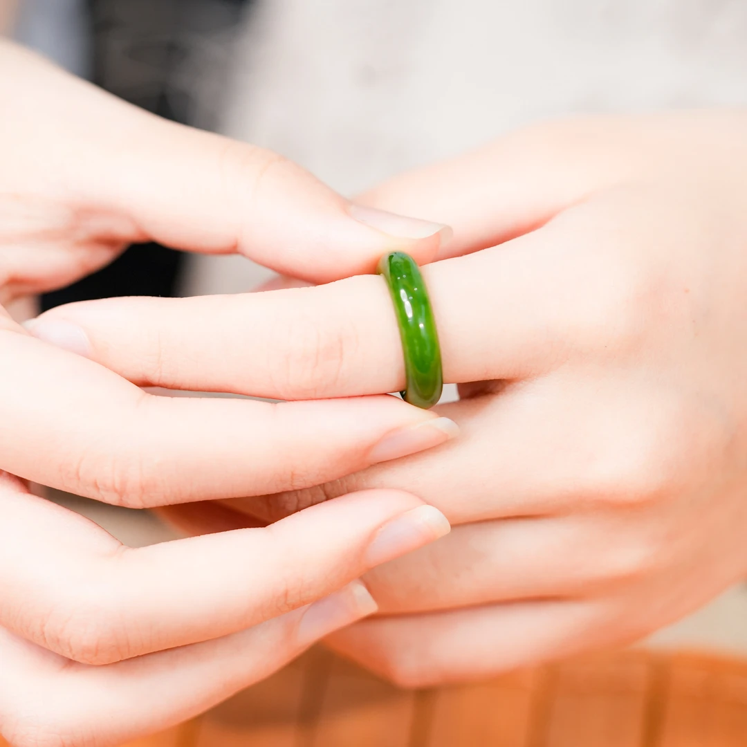 天然和田玉碧玉（阳绿）指环戒指素圈通透对戒时尚戒指