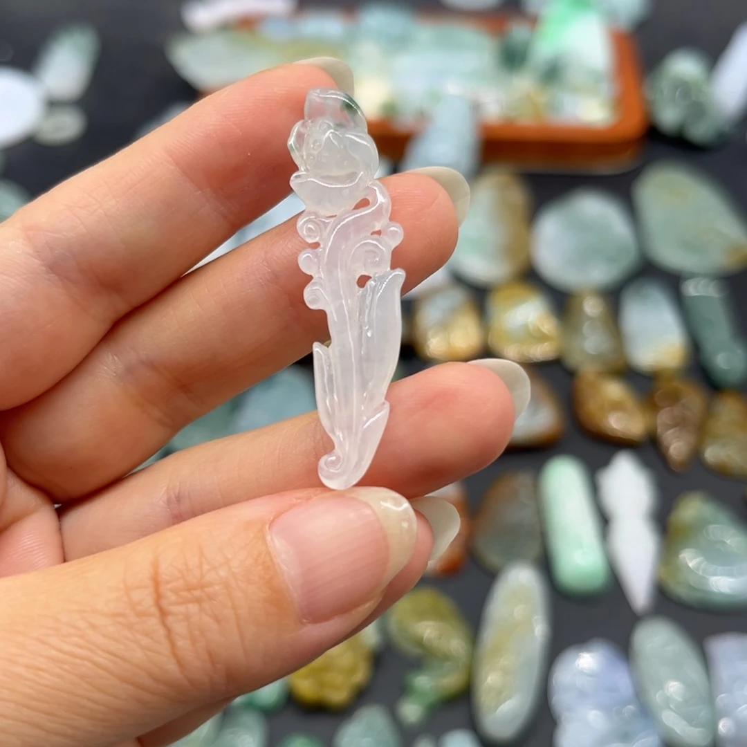 翡翠未镶嵌颈饰莲花