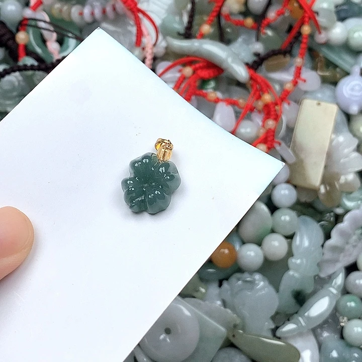 翡翠未镶嵌颈饰四叶草