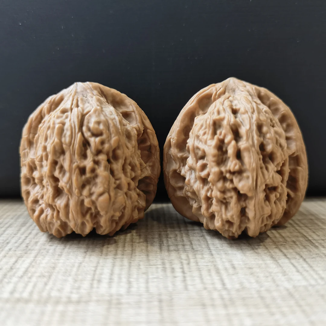 M25185文玩核桃涿鹿涞水老树果37mm南疆石，一肚有一浮黄点无修。