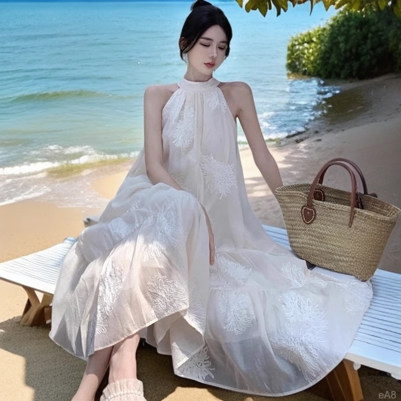 法式绝美提花温柔风挂脖连衣裙女2025夏季宽松露肩大摆度假风长裙