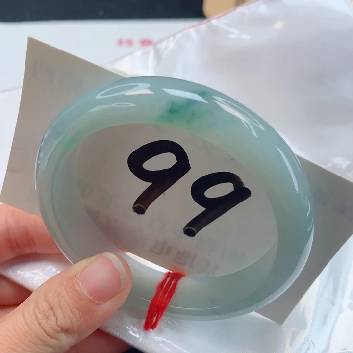 翡翠手镯未镶嵌飘花