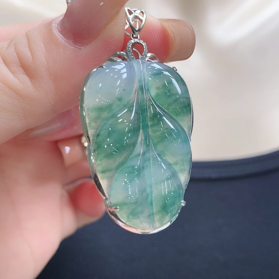 翡翠18K金镶嵌颈饰叶子