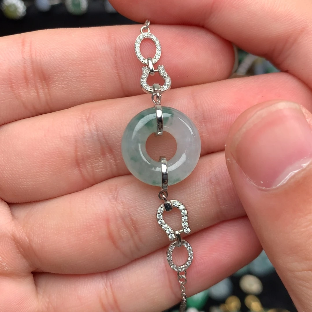 翡翠未镶嵌颈饰你是