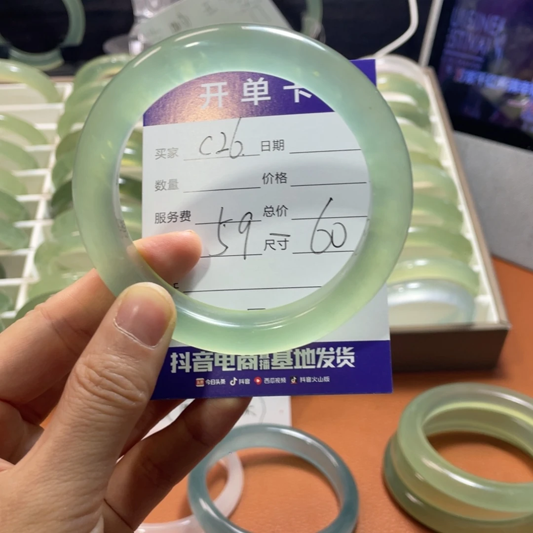 蛇纹石玉未镶嵌手镯小*包