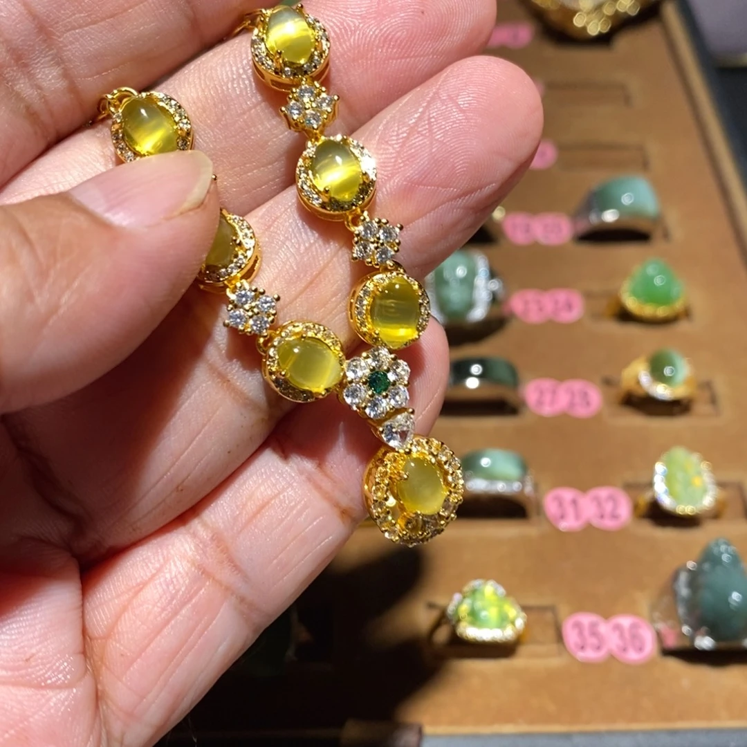 六***妹和田玉（碧玉）未镶嵌颈饰