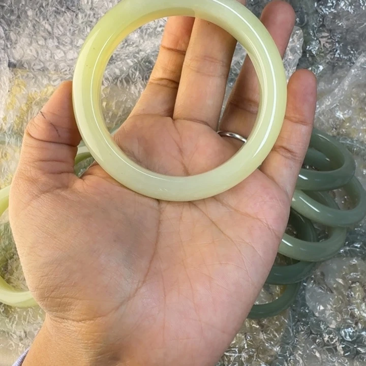 柠***m未镶嵌手镯和田玉