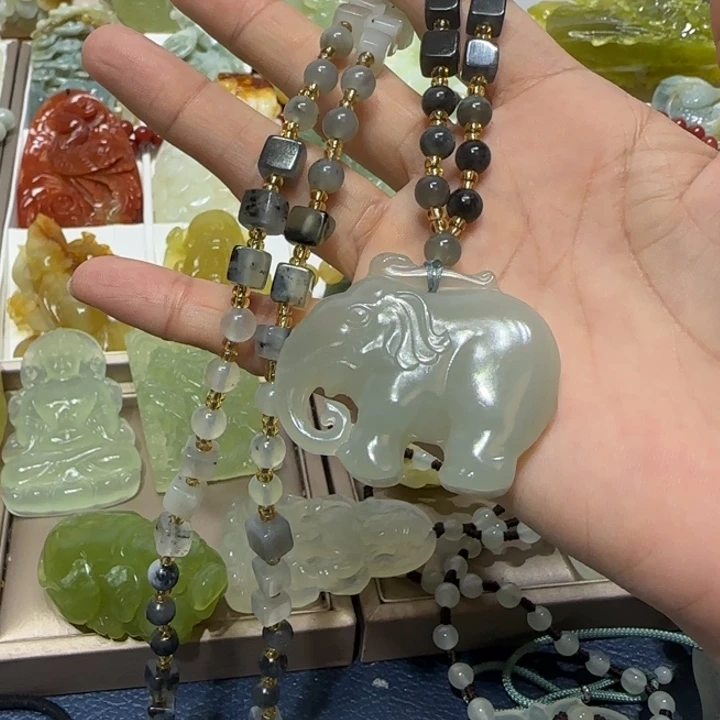 蛇纹石玉吊坠未镶嵌