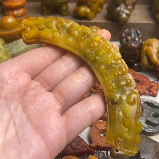 蛇纹石玉未镶嵌颈饰