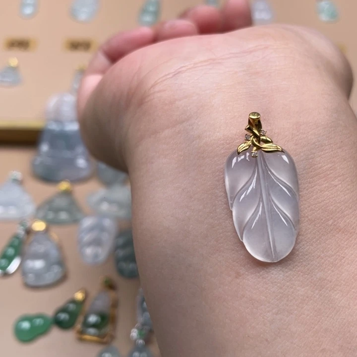 翡翠18K金镶嵌颈饰叶子