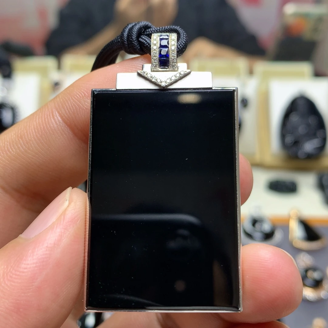 颈饰18K金镶嵌翡翠墨翠无事牌