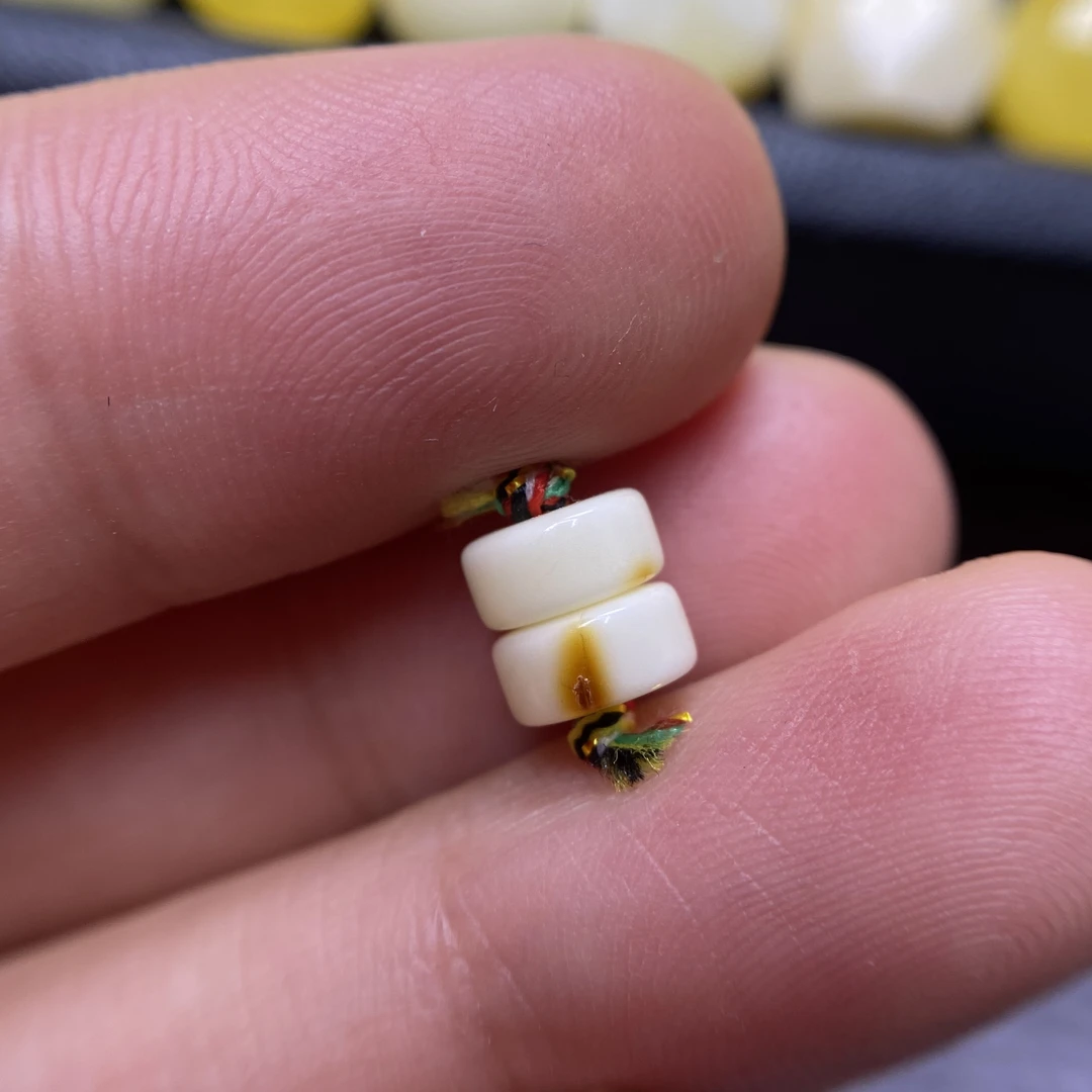 蜜蜡俏色药片隔珠6.3×3.0mm，整体品质如图，保天然无优化，带皮色