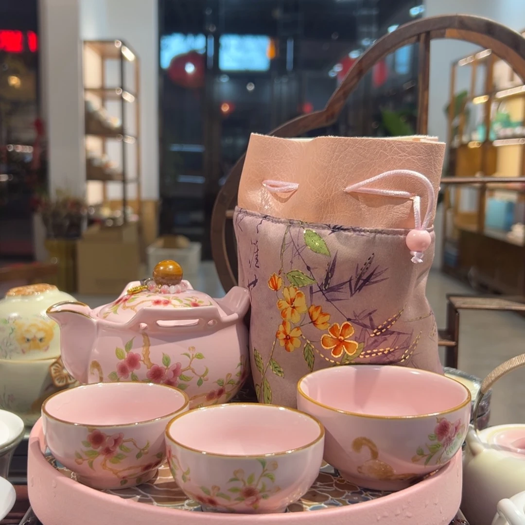 手抓虎搭配三个小杯子，一个大杯子，一个包包，然后一条链子