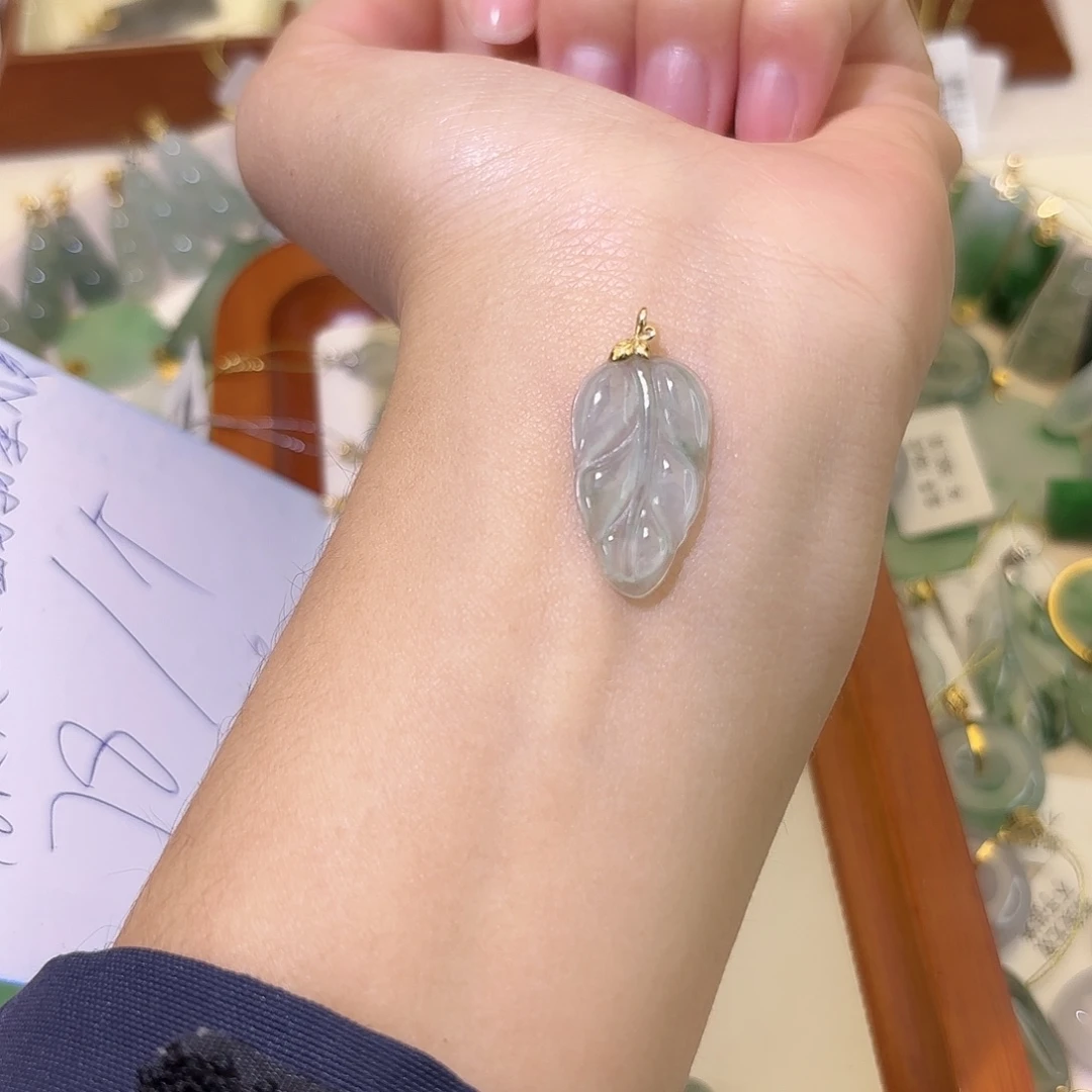 翡翠18K金镶嵌颈饰叶子