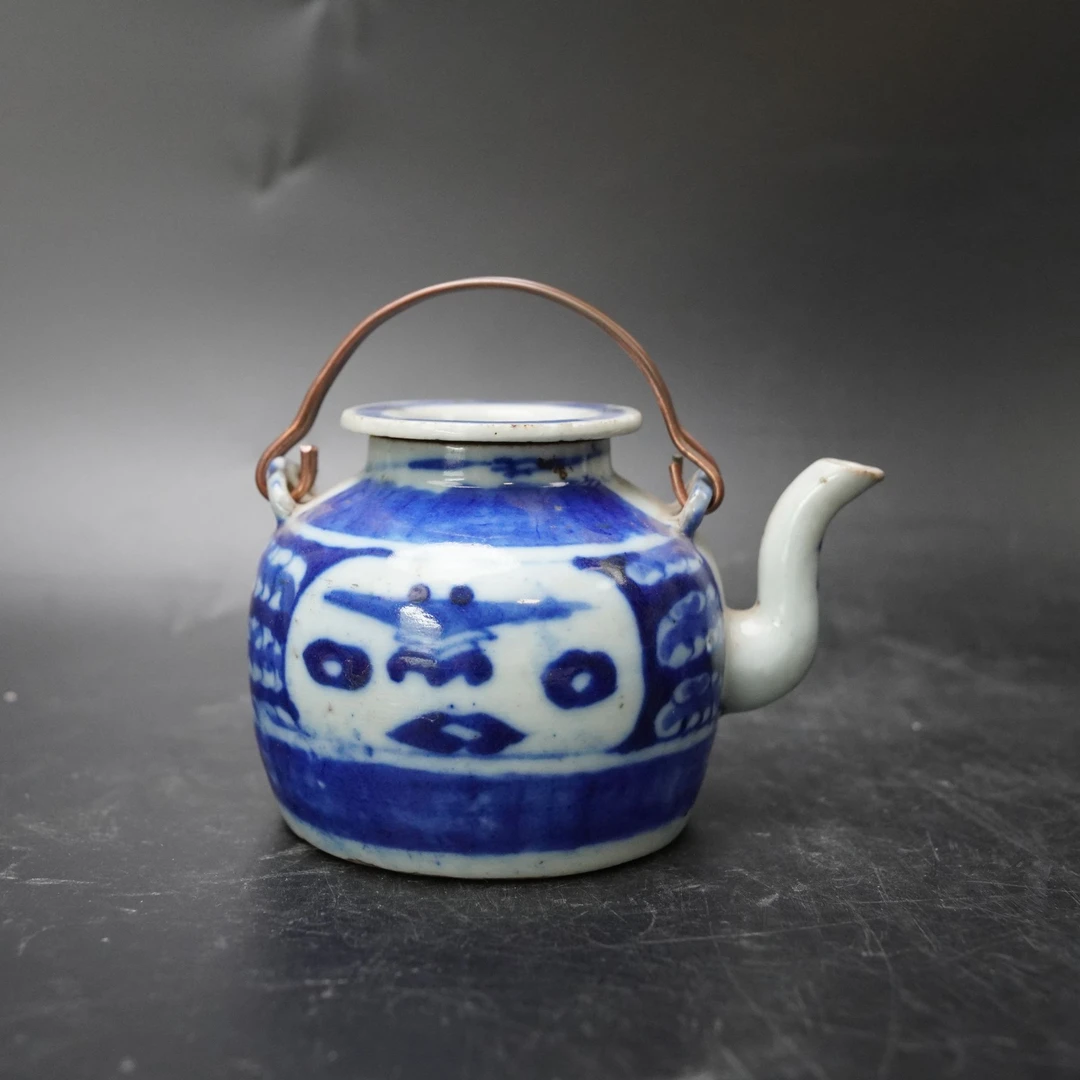 Lot.25071243民国留白开窗提梁壶 高：约9.2cm