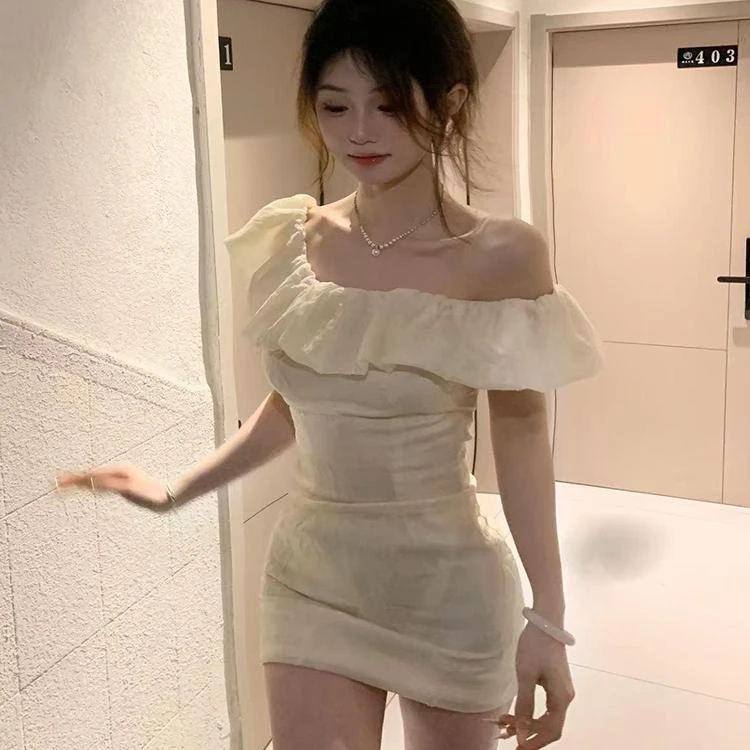 纯欲辣妹一字肩连衣裙女春季新款2025修身显瘦高级感气质包臀短裙